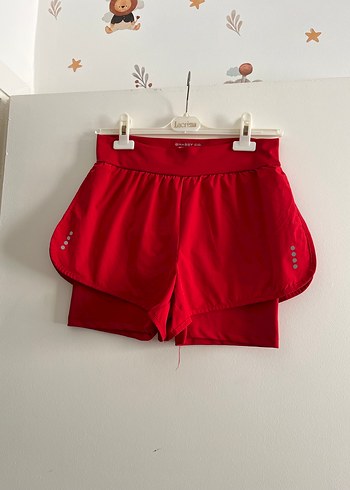 Parlak Kırmızı Mini Spor Şort - Görsel 3