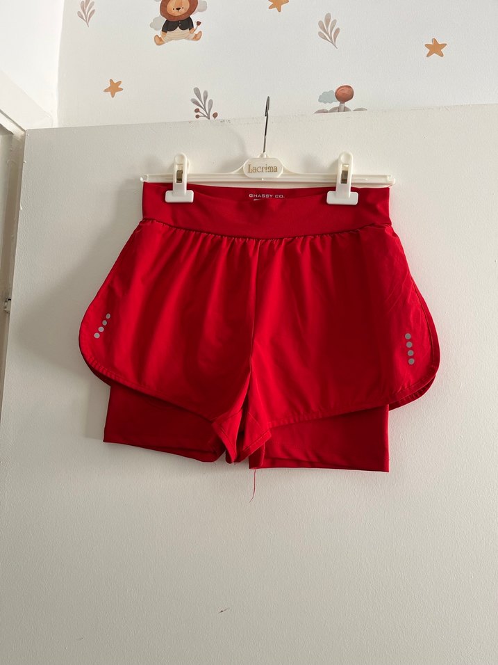 Parlak Kırmızı Mini Spor Şort - Görsel 3