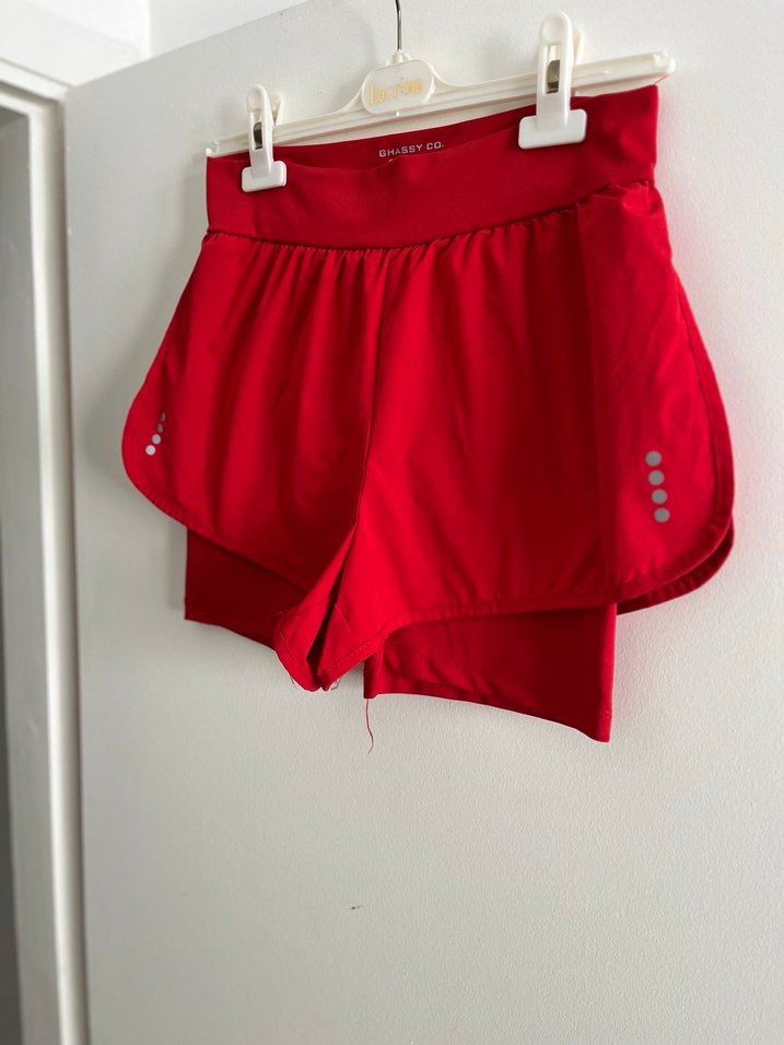 Parlak Kırmızı Mini Spor Şort - Görsel 2