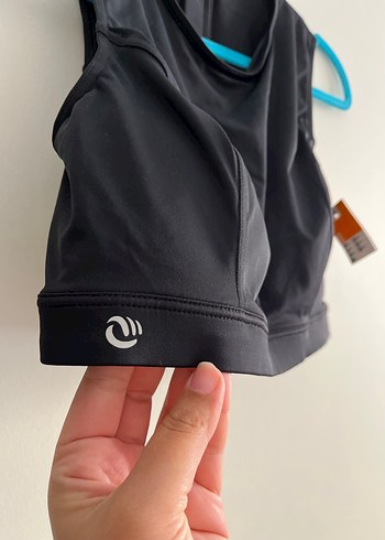 Siyah Yüksek Yakalı Kolsuz Kadın Spor Üstü - Görsel 3