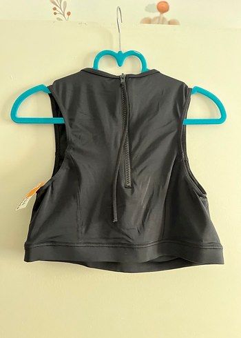 Siyah Yüksek Yakalı Kolsuz Kadın Spor Üstü - Görsel 4