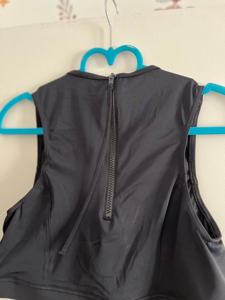 Siyah Yüksek Yakalı Kolsuz Kadın Spor Üstü - Görsel 5