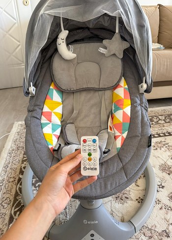 Gri Desenli Bebek Salıncağı ve Kumanda