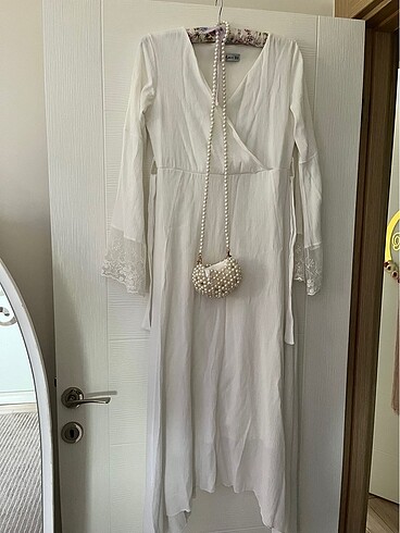 Beyaz dantelli tatil elbisesi