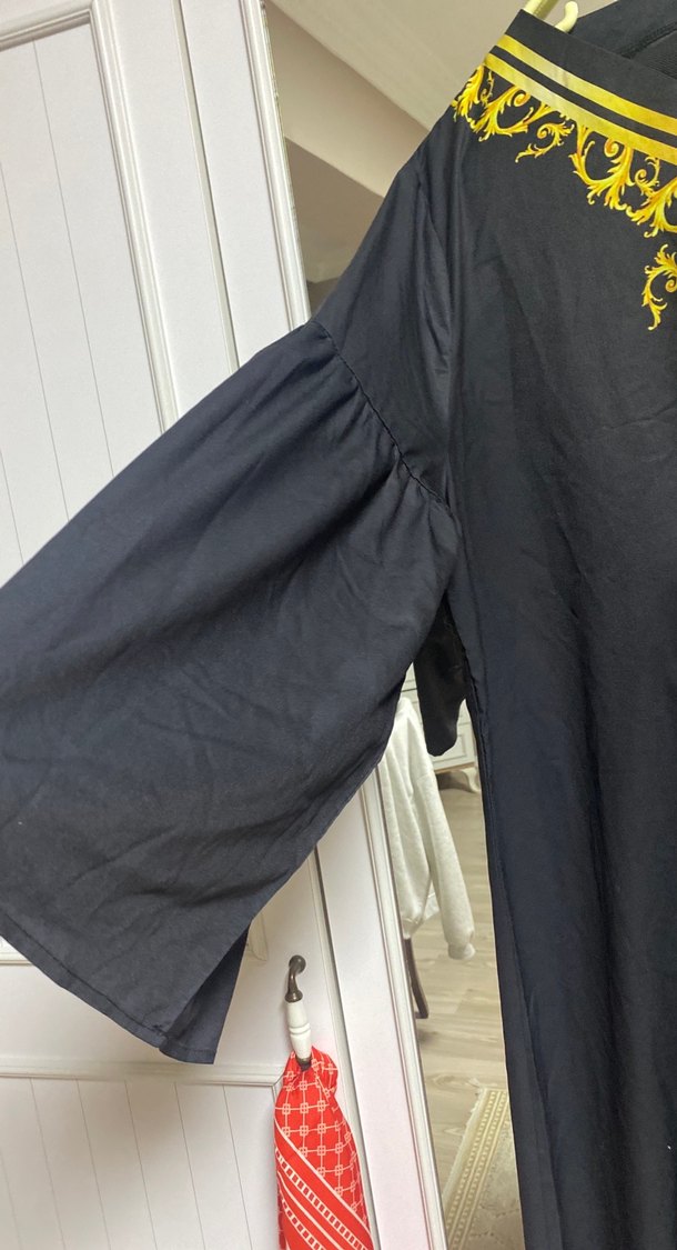 Siyah Nakışlı Uzun V Yaka Elbise - Görsel 2