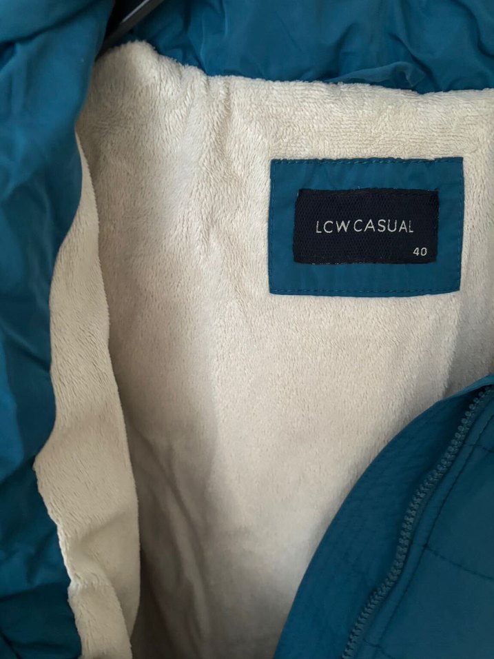 LCW Casual Kapüşonlu Kapitone Mont — görsel 4/6