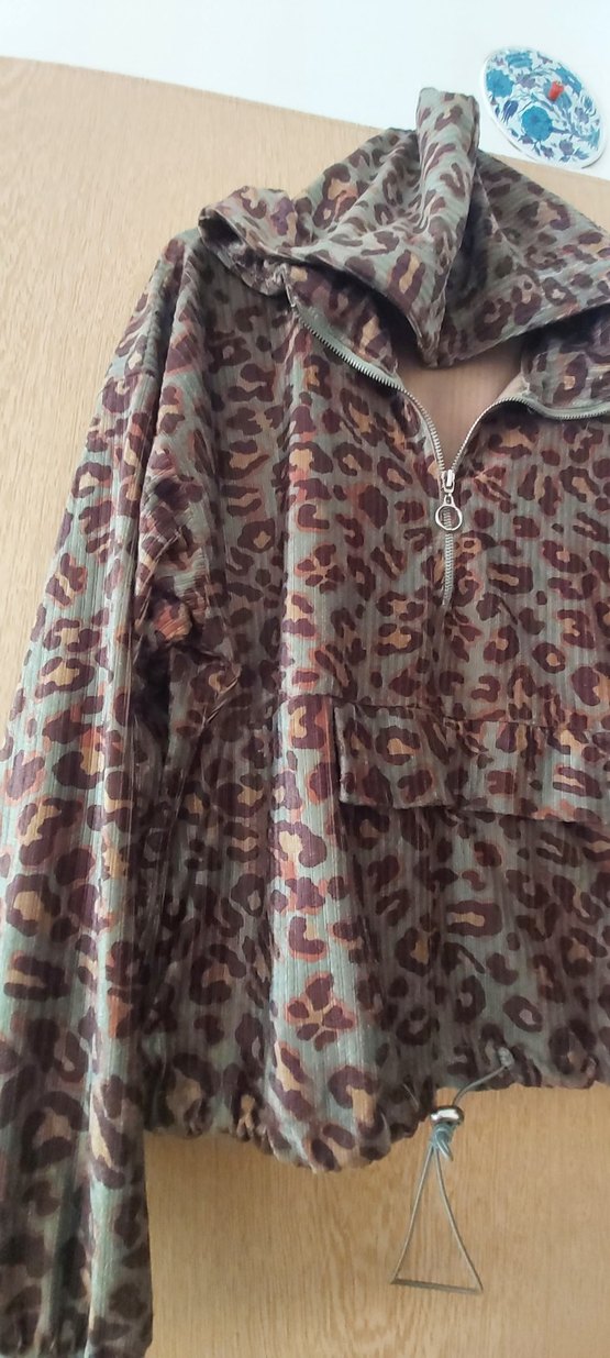 Kapüşonlu Yılan Desenli Kadın Yağmurluk - Görsel 2