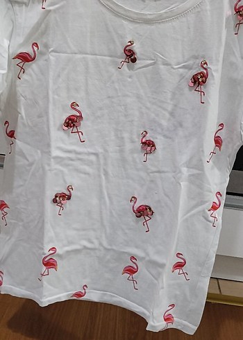 Beyaz, kısa kollu, flamingo baskılı bohem tişört