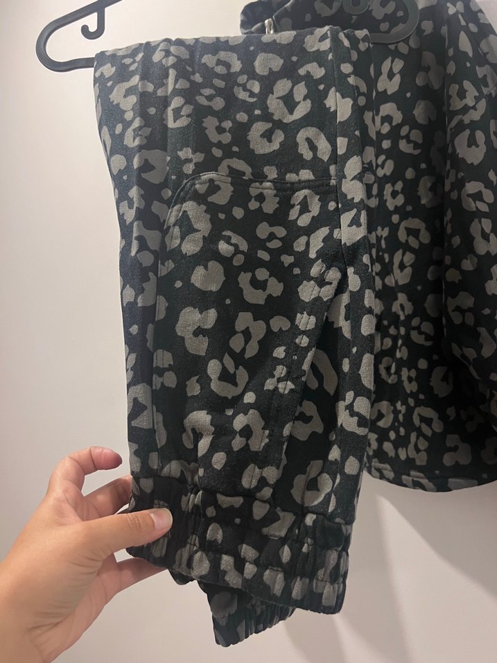 Kadın Gri Leopar Desenli Fermuarlı Sweatshirt takım - Görsel 4