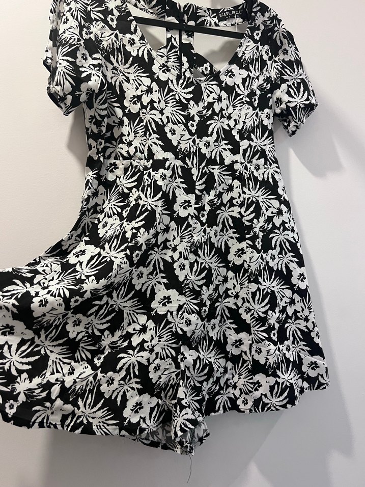 V Yaka Siyah Beyaz Desenli Kısa Kollu Tulum - Görsel 2