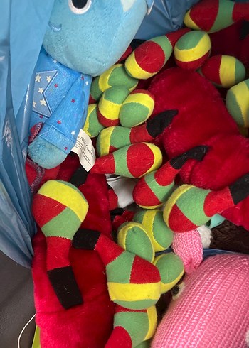 Bir poşet dolusu peluş oyuncak