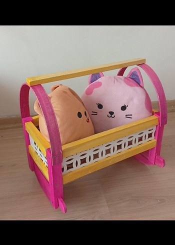 Pastel Pembe Ahşap Bebek Beşiği