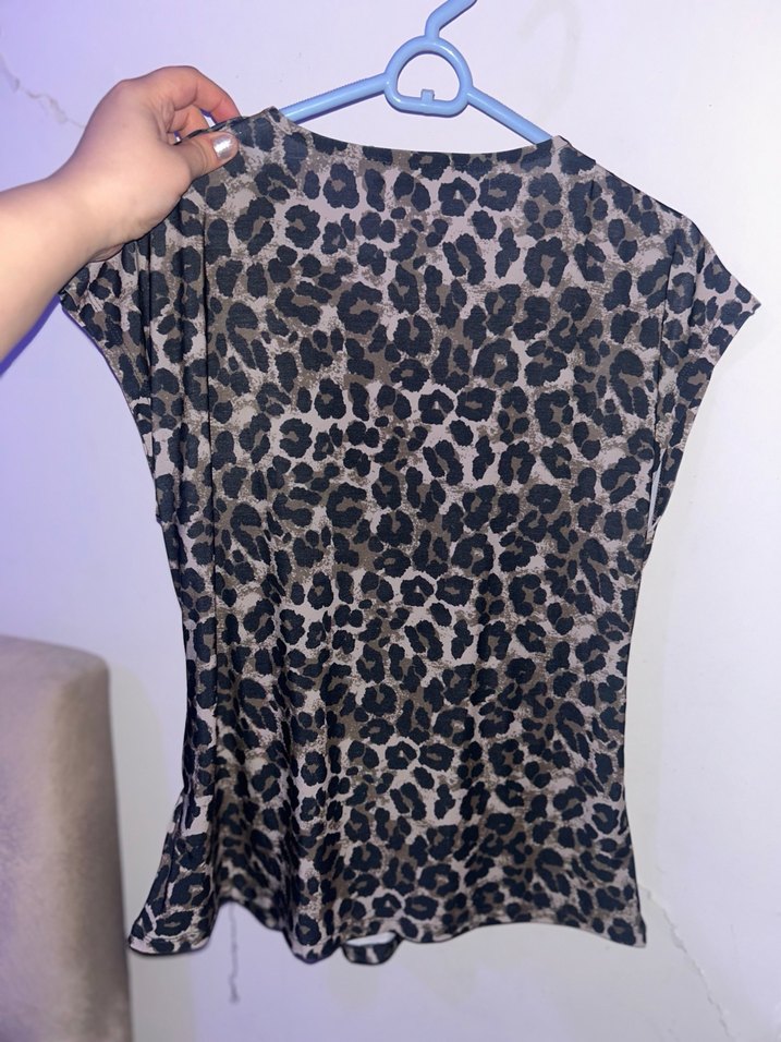 Drapeli V Yakalı Leopar Desenli Kadın Bluz - Görsel 2