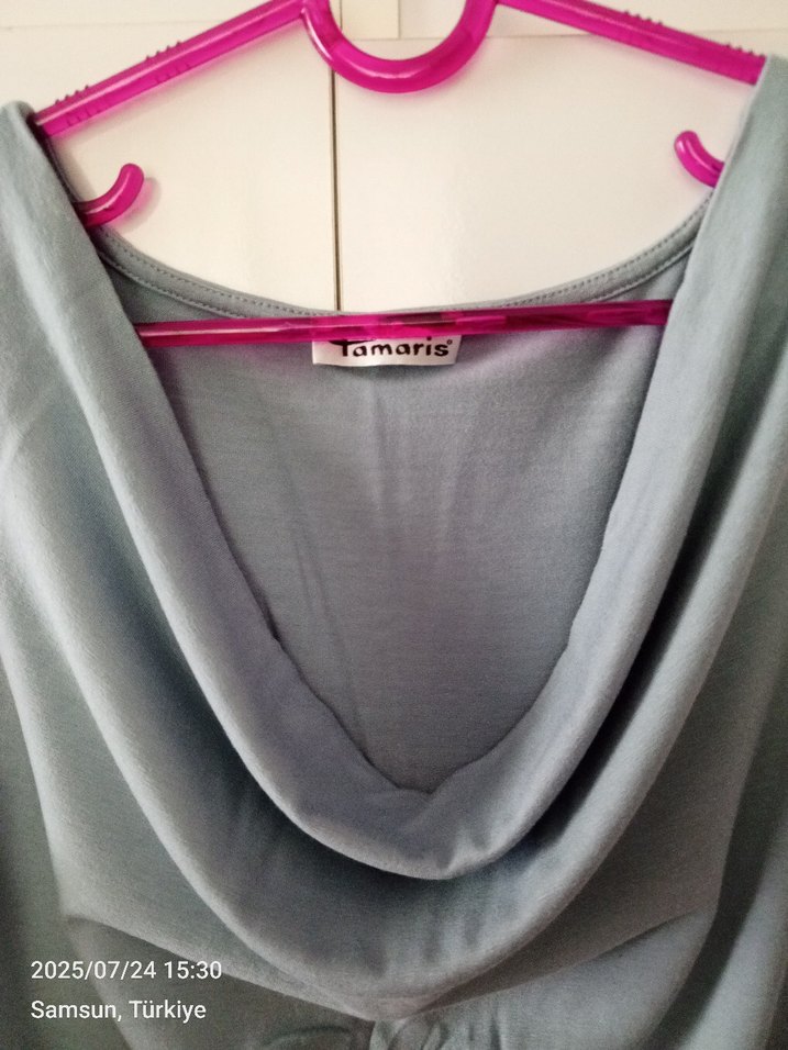 Degaje Yaka Dökümlü Kolsuz - Görsel 3