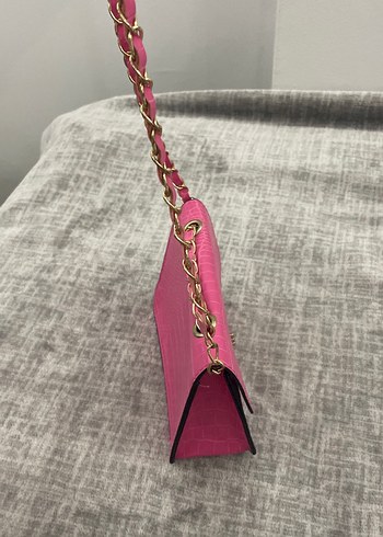 Mango Zincir Detaylı Pembe Yılan Desenli Deri Çanta