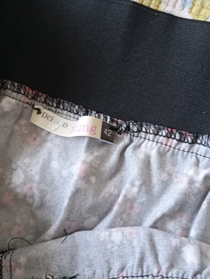 Çiçek Desenli Düğmeli Mini Etek - Görsel 3