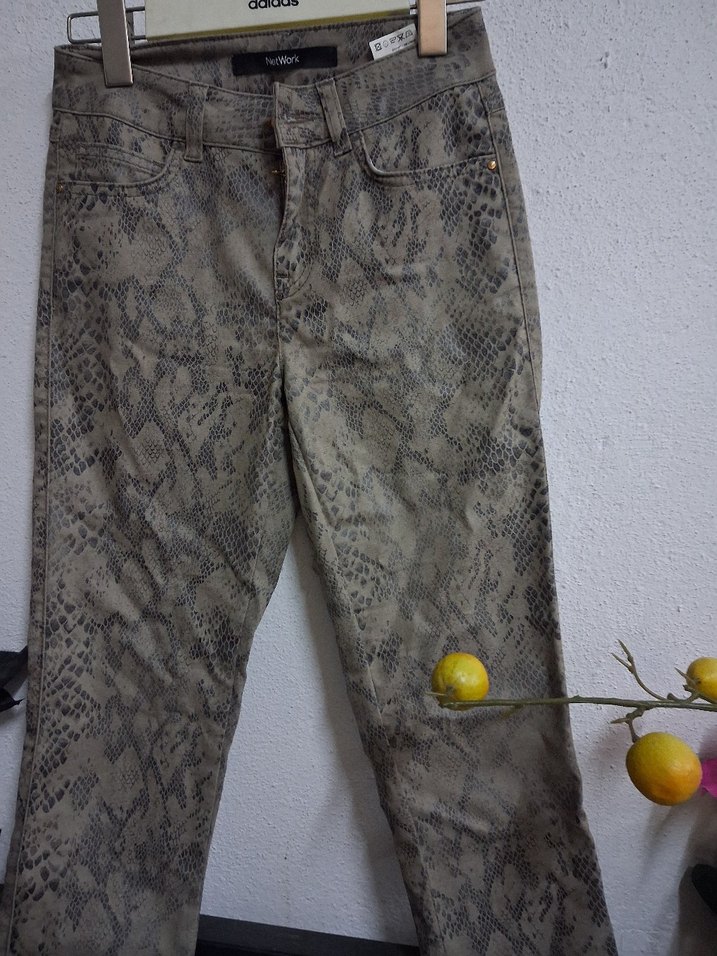 Gri Yılan Desenli Kadın Kumaş Pantolon - Görsel 2