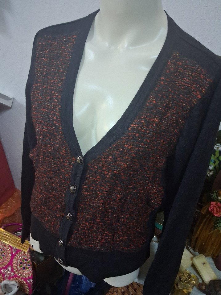 Düğmeli Siyah V Yaka Kadın Hırka mısırlı marka. - Görsel 2