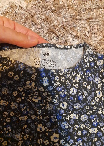 Kız Çocuk Çiçek Desenli Kısa Kollu Gri Tişört - Görsel 3