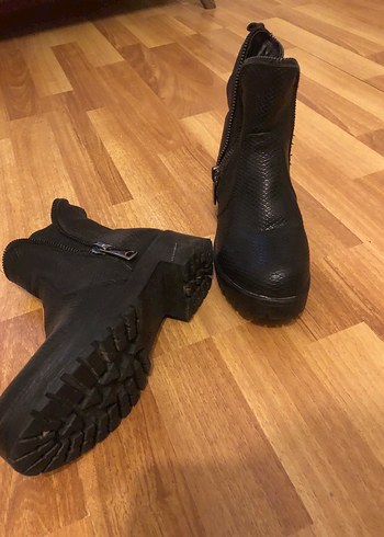 Yılan Desenli Siyah Deri Dolgu Topuk Bot - Görsel 5