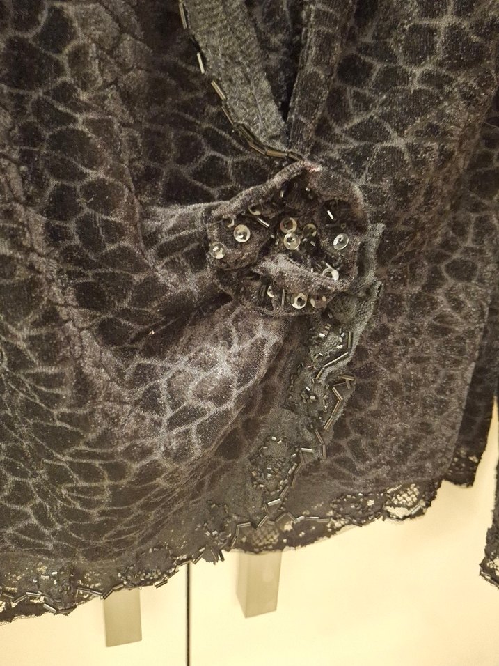 Dantel Detaylı Siyah Kadife V Yaka Uzun Kollu Bluz - Görsel 5