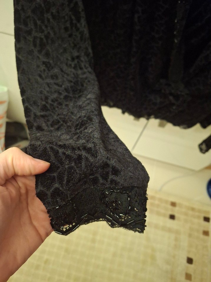 Dantel Detaylı Siyah Kadife V Yaka Uzun Kollu Bluz - Görsel 2