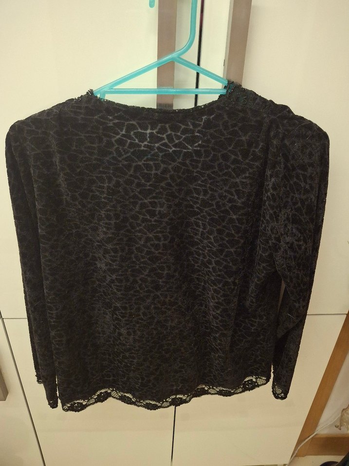 Dantel Detaylı Siyah Kadife V Yaka Uzun Kollu Bluz - Görsel 4