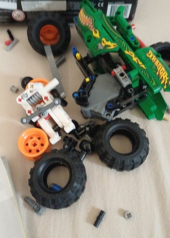 Diğer LEGO Yeşil Canavar Kamyon Seti