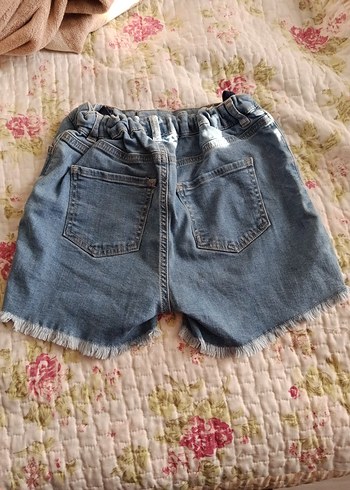 Pul Detaylı Mavi Mini Denim Şort - Görsel 3