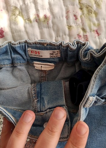 Pul Detaylı Mavi Mini Denim Şort - Görsel 2
