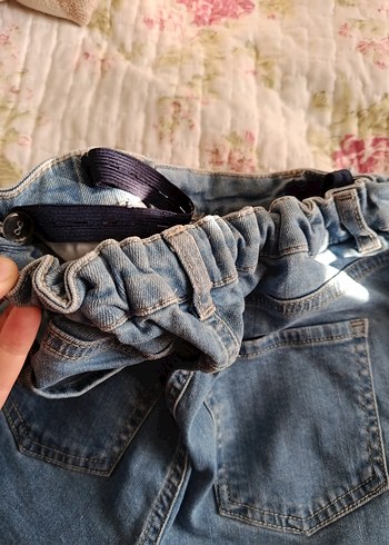 Pul Detaylı Mavi Mini Denim Şort - Görsel 4