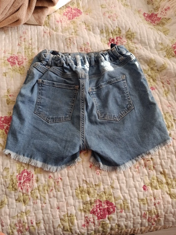 Pul Detaylı Mavi Mini Denim Şort - Görsel 3