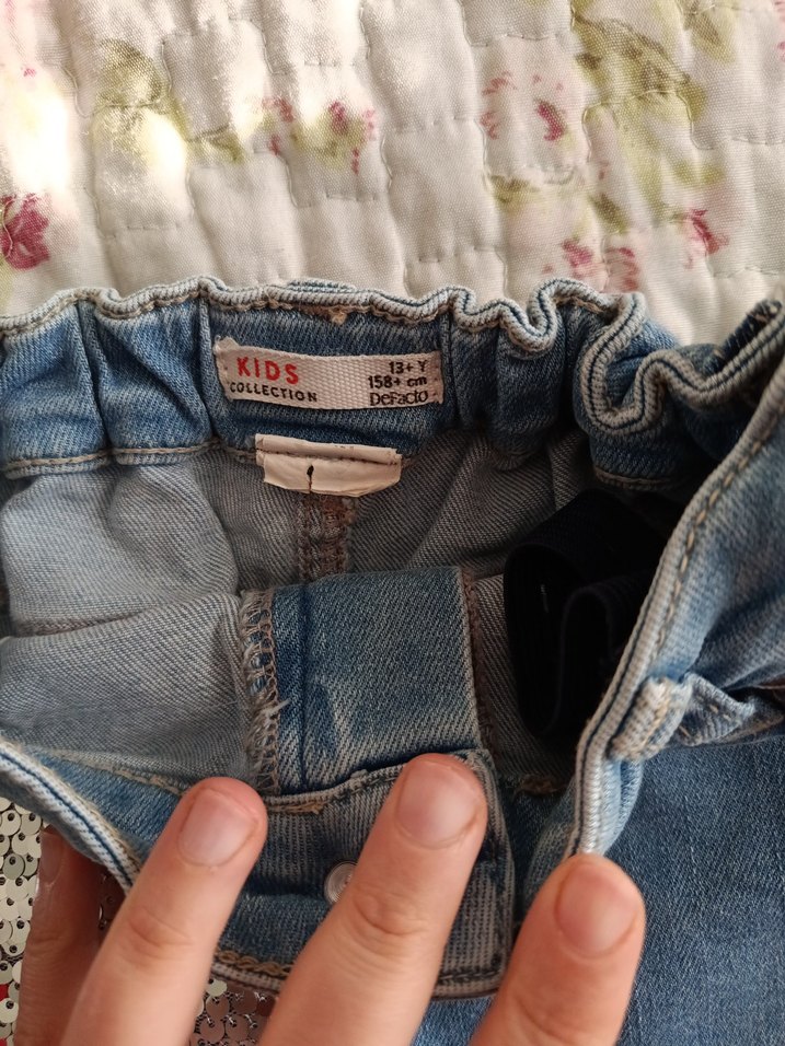 Pul Detaylı Mavi Mini Denim Şort - Görsel 2