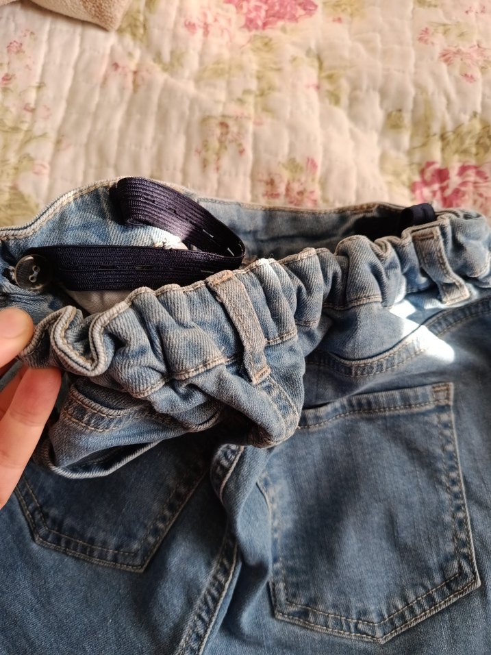 Pul Detaylı Mavi Mini Denim Şort - Görsel 4