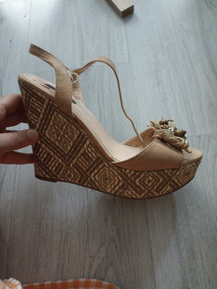 Bej Nakışlı Dolgu Topuklu Kadın Ayakkabı İnci marka - Görsel 5