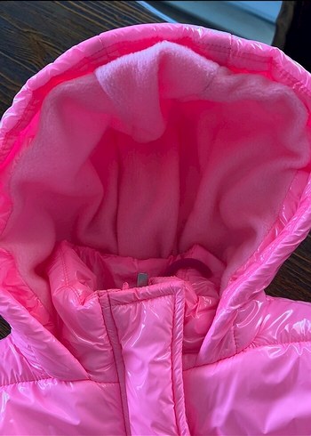 Kız Çocuk Pembe Parlak Kapüşonlu Mont - Görsel 2