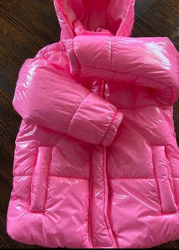 Kız Çocuk Pembe Parlak Kapüşonlu Mont - Görsel 5