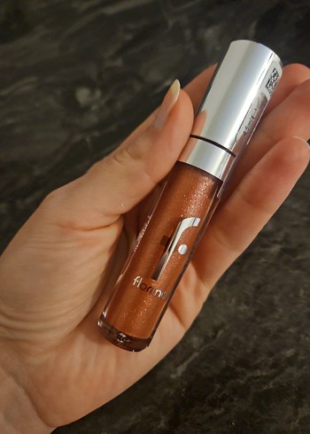 Parlak ve Canlı Bej Dudak Parlatıcısı - Görsel 5