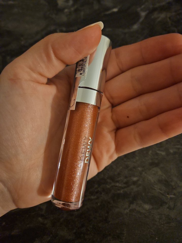 Parlak ve Canlı Bej Dudak Parlatıcısı - Görsel 4