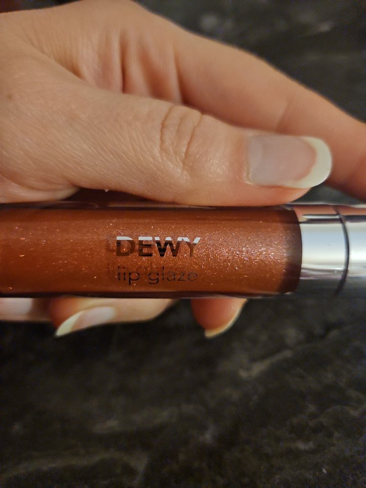 Parlak ve Canlı Bej Dudak Parlatıcısı - Görsel 2