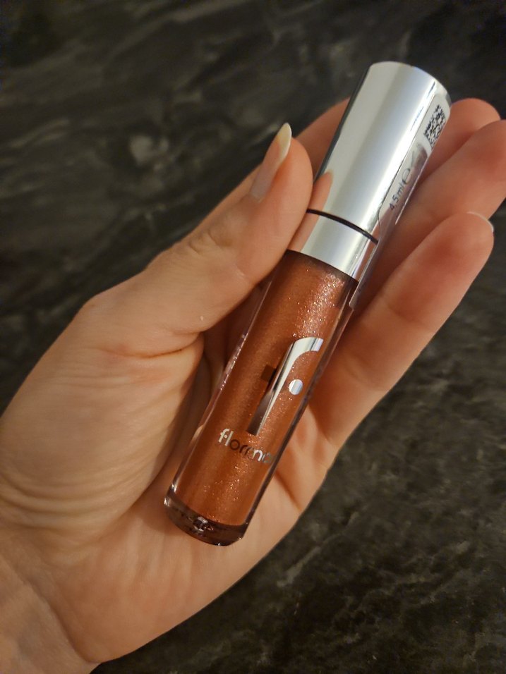 Parlak ve Canlı Bej Dudak Parlatıcısı - Görsel 5