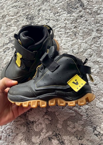 Sarı Detaylı Erkek Çocuk bot - Görsel 3