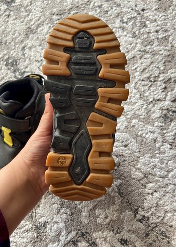 27 Beden siyah Renk Sarı Detaylı Erkek Çocuk bot