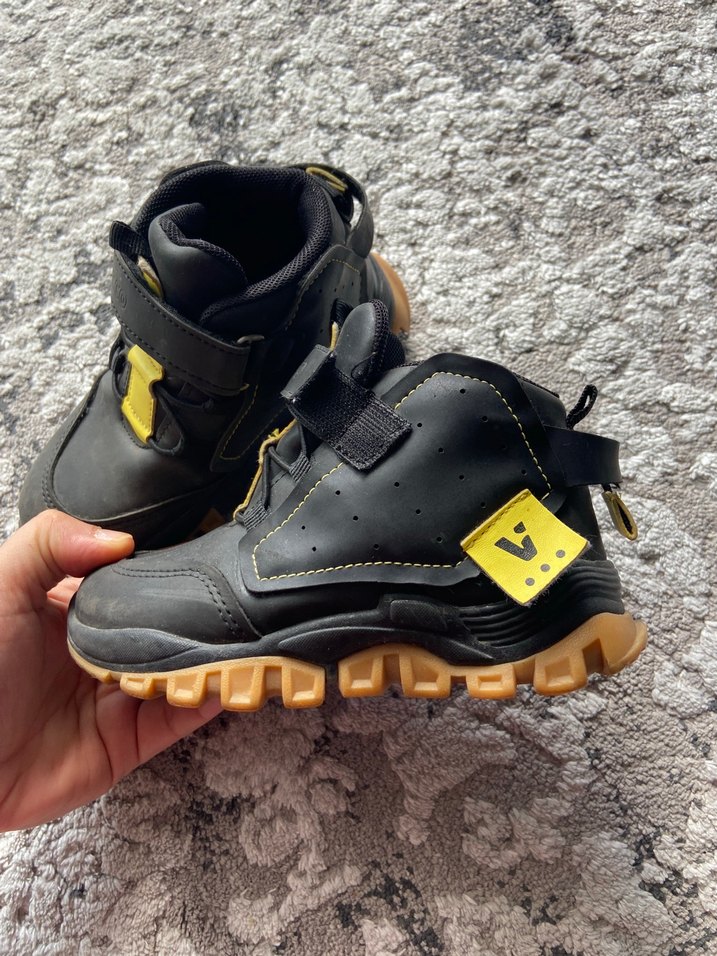 Sarı Detaylı Erkek Çocuk bot - Görsel 3