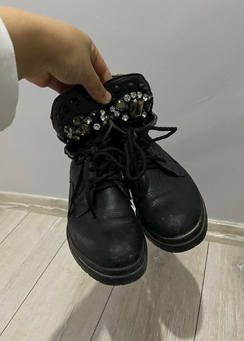 Diğer Tokalı Siyah Deri Bot