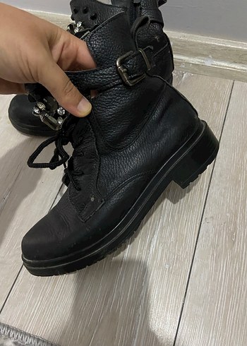 37 Beden Tokalı Siyah Deri Bot