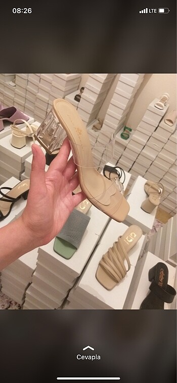 Zara 36,37,38,39,40 numaraları mevcuttur