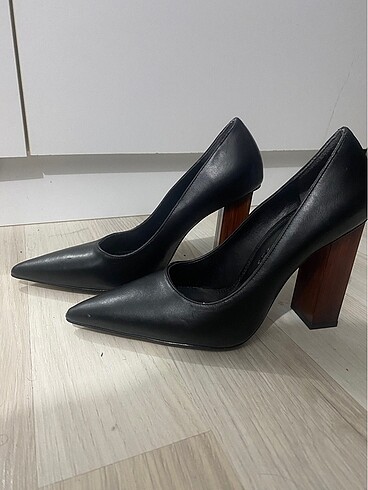 Tahta topuklu stiletto