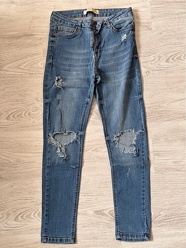 Yırtıklı kot jean