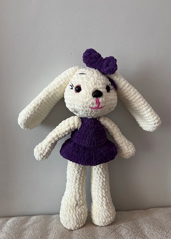 Mor Elbise ve Fiyonk Detaylı Peluş Tavşan